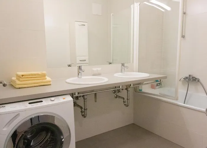 New, Quiet Flat Next To U1, Vic, Shopping Mall,... *
