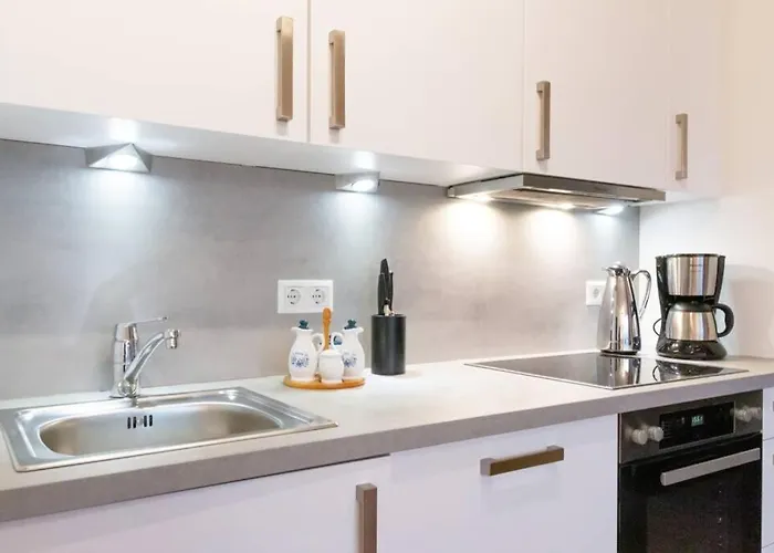 Appartement New, Quiet Flat Next To U1, Vic, Shopping Mall,... *
